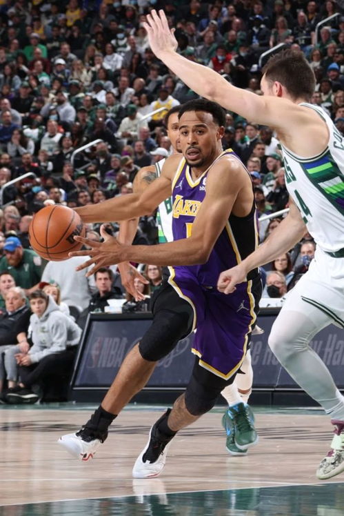 特雷弗·亨德森的机敏智谋:他是如何在巨兽争霸赛中胜出并改变赛事形势的?