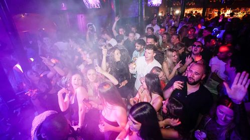 以独特旋律传递情感:探讨小小夜店宣传曲对于都市夜生活文化的影响与贡献