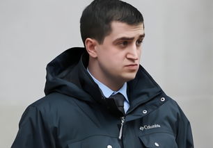 (贺刚的妻子是谁)贺刚最后手指断了半截小手指了吗?他的手指是否受伤严重?