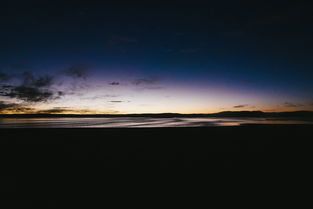 楼宇之上朦胧如诗，夜色如水涟漪般幽静，繁星闪耀宛如诗篇的美丽画卷