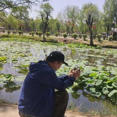 (爸爸和我钓鱼的作文)爱钓鱼的爸爸小荷作文：“我与爸爸共同享受湖边的乐趣”