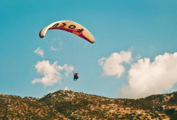 穿越云层的天空滑行者:展翅高飞,飘逸自如,俯瞰万物,感受风的愈合 穿越云层的天空滑行者:展翅高飞,飘逸自如,俯瞰万物,感受风的愈合