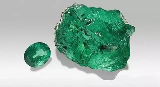 (墨绿石是什么)探索世界上的奇宝：揭秘十大宝石墨绿之美与奥秘