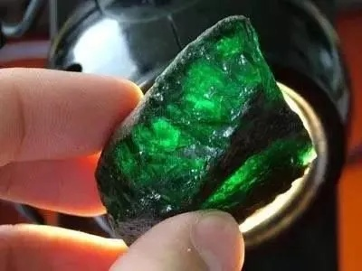 (墨绿石是什么)探索世界上的奇宝：揭秘十大宝石墨绿之美与奥秘