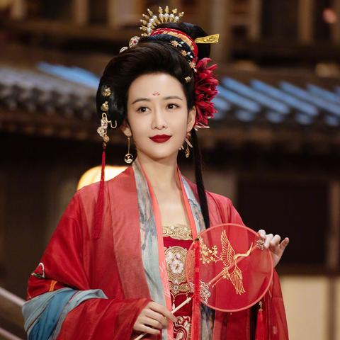 (形容女人倾国倾城成语)这个女人风华一般，倾国倾城，无与伦比