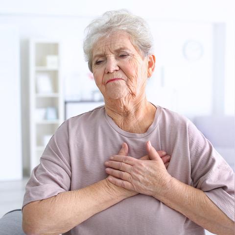 (运动员甘油)镜头下的胸前曝光照片展示出完美的曲线和神秘的魅力