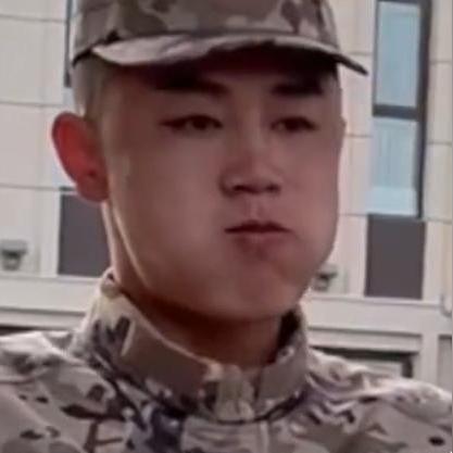 (每个人都有心中的英雄)每个人心中的大家的英雄：慈爱、坚强、无私。