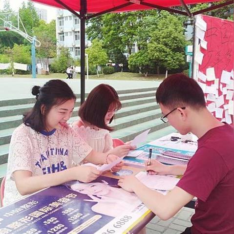 (黎明召唤怎么样)深度探索：'黎明召唤'游戏的版本迭代与更新详解