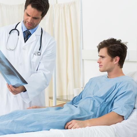 (在公共场合尿了怎么处理)在公共场合小便尿急憋不住如何处理？