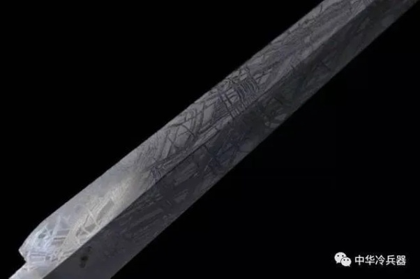 史诗般的传说：由九片不同材质组成的神秘碎片铸成的剑